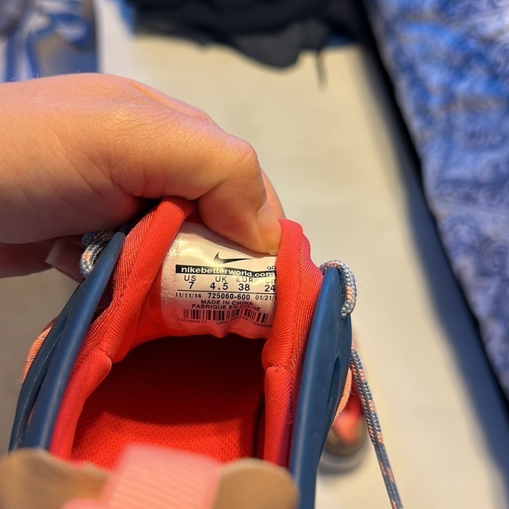 NIKE Free Virtious womens sneakers size 7; 725060-600 - Picture 6 of 7